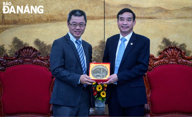 Vice Chairman Chinh (right) presenting a momento to Chairman of ASOCIO David Wong 