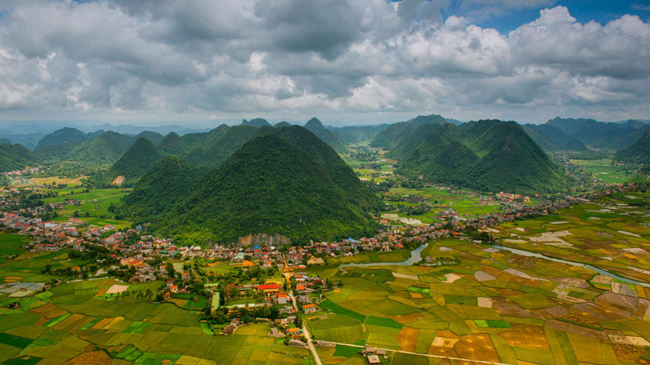 Thung lũng Bắc Sơn (huyện Bắc Sơn, Lạng Sơn) với cánh đồng xanh vàng hút mắt.