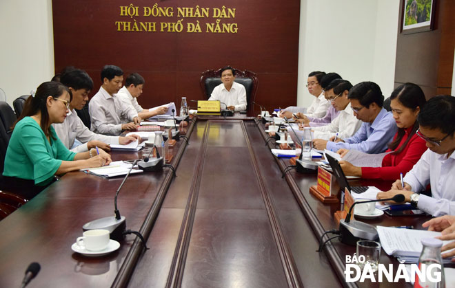 Chủ tịch HĐND thành phố Nguyễn Nho Trung chủ trì phiên họp Ảnh: TRỌNG HUY