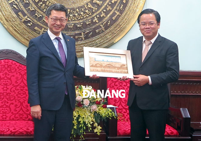 Phó Chủ tịch HĐND thành phố Lê Minh Trung (phải) tặng quà lưu niệm nghị sĩ Tosho Matsuo. Ảnh: S.TRUNG