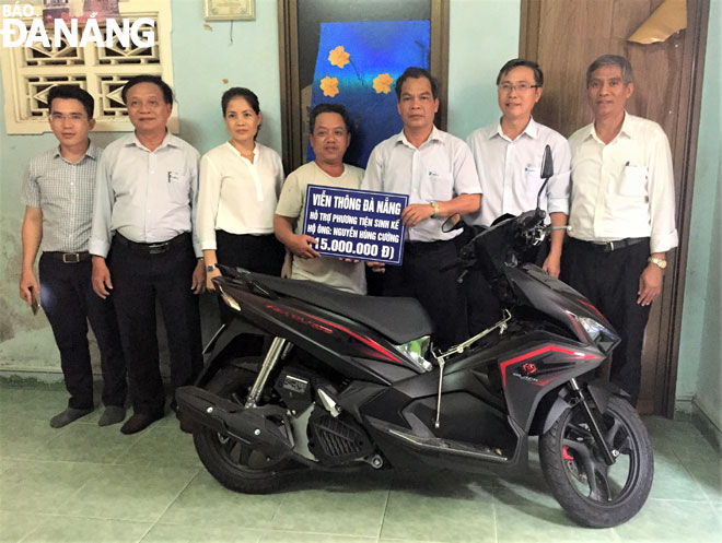 Đại diện Viễn thông Đà Nẵng trao kinh phí 15 triệu đồng hỗ trợ ông Nguyễn Hùng Cường mua xe máy làm sinh kế.
