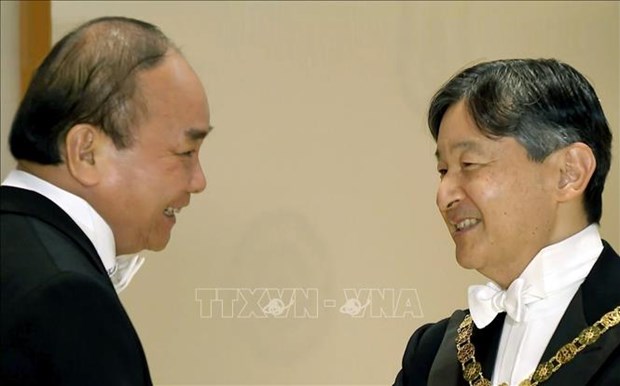 Prime Minister Nguyen Xuan Phuc (L) and Japanese Emperor Naruhito (Photo: VNA)