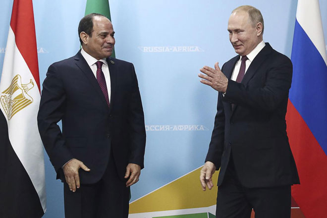 Tổng thống Nga Vladimir Putin (phải) và người đồng cấp Ai Cập Abdel Fattah el-Sisi đồng chủ trì hội nghị thượng đỉnh ở Sochi. 								         Ảnh: AP