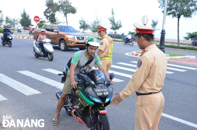 Dừng đón xe mô-tô phân khối lớn để kiểm tra hành chính về giao thông đường bộ.