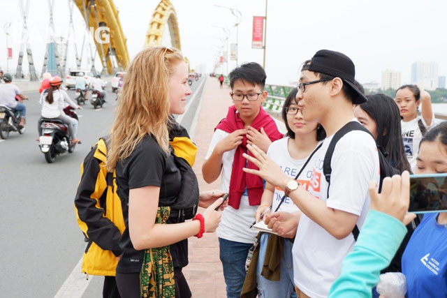 Participants at IZI Da Nang-offered community-based tourism project confidently conversing with foreigners in English