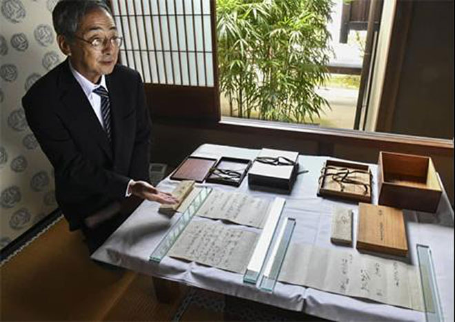 Motofuyu Okochi trình bày một phần của bản sao cũ nhất của Câu chuyện về Genji ở Kyoto.