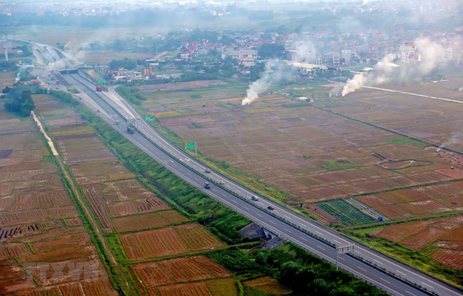 Dự án xây dựng tuyến đường cao tốc Bắc-Nam tiếp tục được đẩy nhanh. (Ảnh: Huy Hùng/TTXVN)