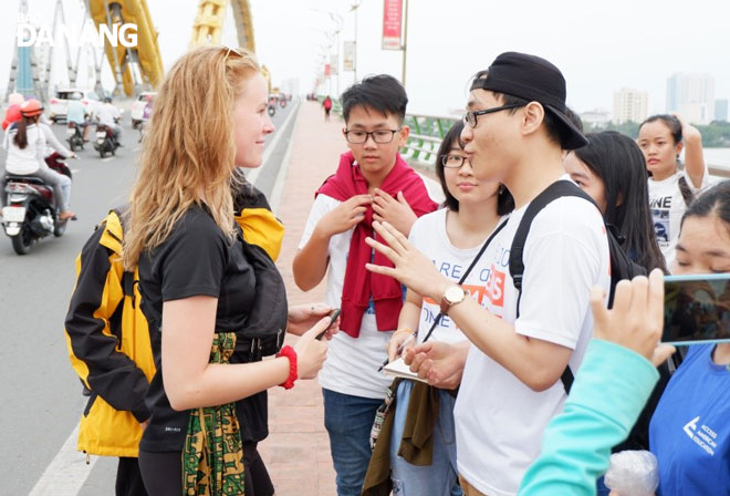 Các thành viên tham gia dự án Du lịch cộng đồng tự tin nói chuyện với người nước ngoài.  Ảnh: THIÊN LAM