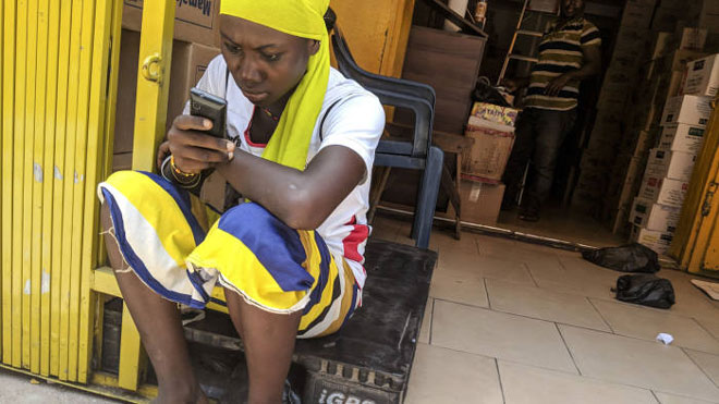 Người dân Ghana sử dụng điện thoại di động rất phổ biến.