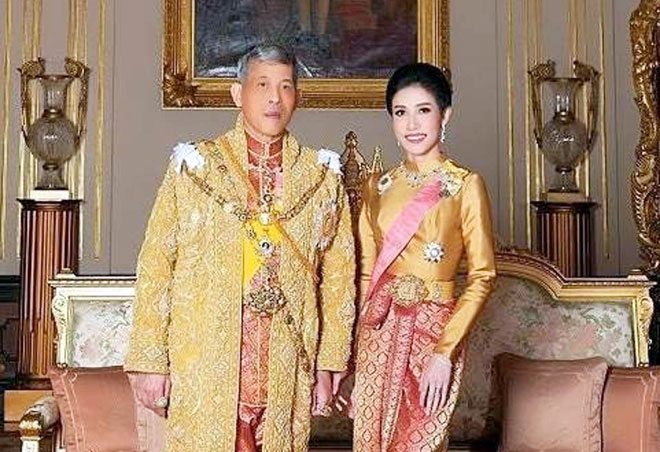 Quốc vương Vajiralongkorn cùng Hoàng quý phi Sineenat Wongvajirapakdi trước khi bị phế truất. Ảnh: The Independent