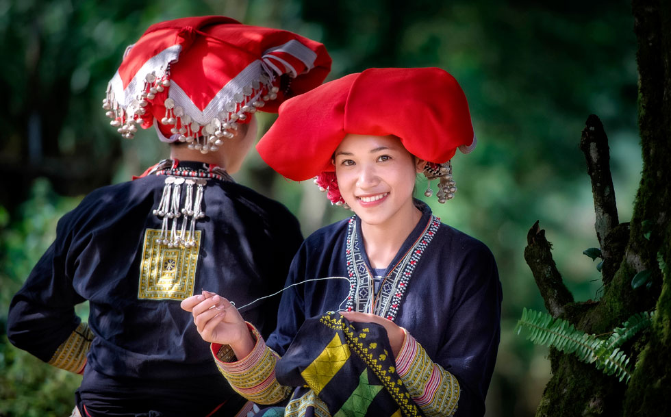 ‘Thieu Nu Dao Do’ (Red Dao girls) by Huynh Van Truyen