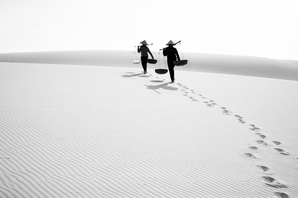 ‘Bang Qua Mien Cat’ (Walking on sand dunes) by Nguyen Manh Tuan