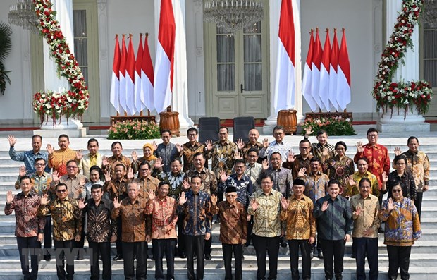  Indonesian President Joko Widodo (front, sixth from left) and his Cabinet (Photo: VNA)