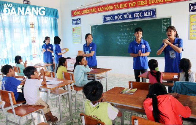 Sinh viên Đại học Đà Nẵng đưa tri thức vào nhiều hơn trong các hoạt động tình nguyện. TRONG ẢNH: Sinh viên Đà Nẵng dạy bổ túc văn hóa hè cho học sinh.