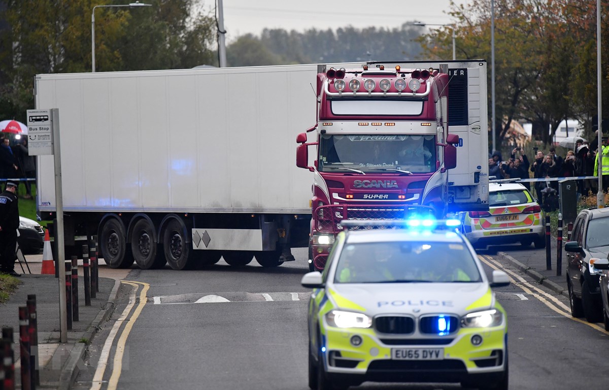 Cảnh sát phong tỏa hiện trường xe container chứa 39 thi thể ở Khu công nghiệp Waterglade thuộc Grays, phía Đông London, Anh ngày 23/10/2019. (Nguồn: AFP/TTXVN)