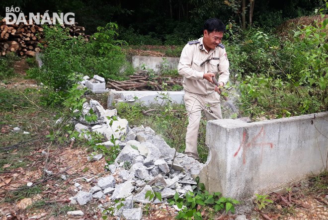 Lực lượng chức năng của phường Hòa Hiệp Bắc tháo dỡ công trình xây dựng trái phép trên đất rừng trồng.