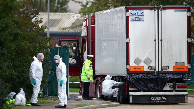 Vụ phát hiện 39 thi thể trong xe container đã làm rúng động dư luận châu Âu. Ảnh: Sky News