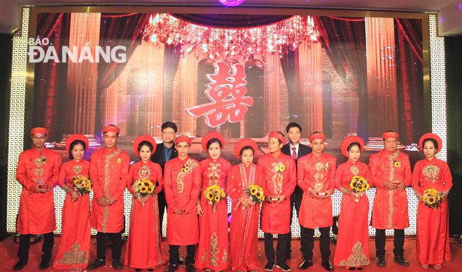 Phó Chủ tịch Tổng LĐLĐ Việt Nam Ngọ Duy Hiểu (thứ 5, phải sang) trao quà cưới là cặp nhẫn cho các cặp đôi. Ảnh: LAM PHƯƠNG
