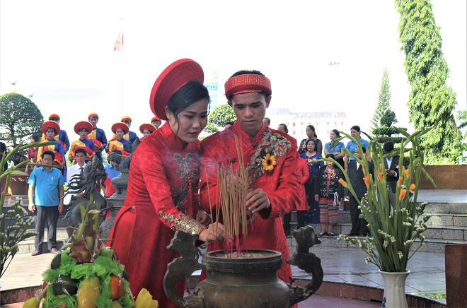 A couple offering incense at the 2 September Peace Monument