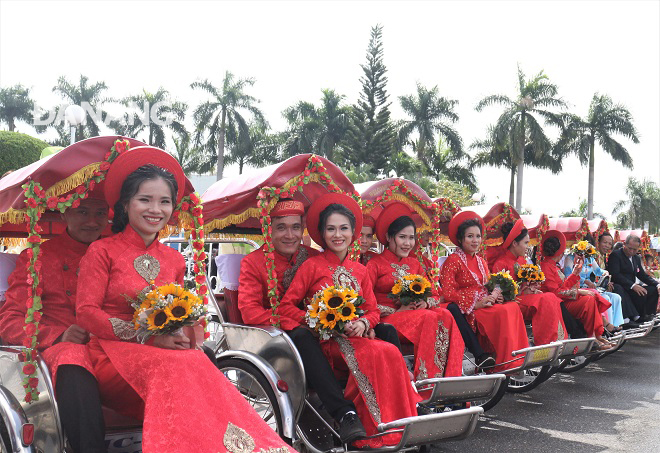 Brides and grooms in traditional ‘ao dai’