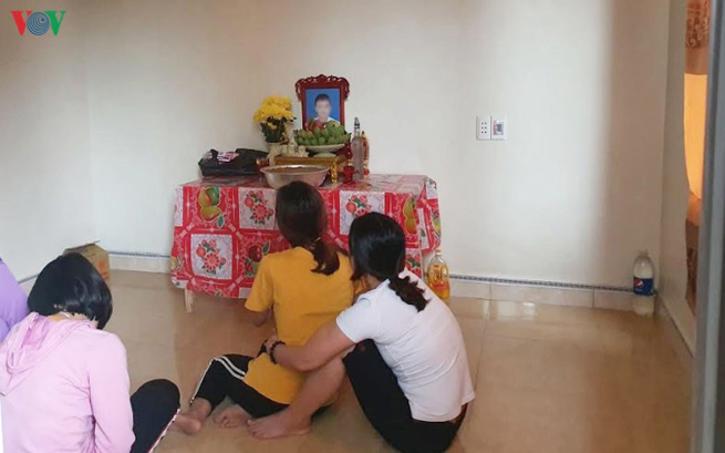 Một gia đình tại Nghệ An đã lập bàn thờ cho con sau nhiều ngày mất liên lạc. (Ảnh: Nhật Minh)