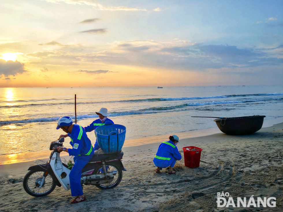 Their working day begins early in the morning when the first rays of sunlight appear in Da Nang's skyline.