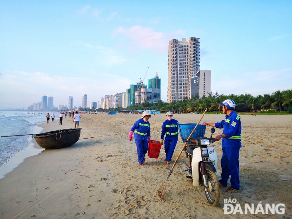 Trash discarded on beaches adversely affects the aesthetics of the urban landscape, and endangers beach-goers. Therefore, sanitation workers have to collect trash regularly and carefully.