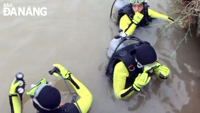Chiến sĩ cứu nạn cứu hộ trên sông lặn tìm thi thể.