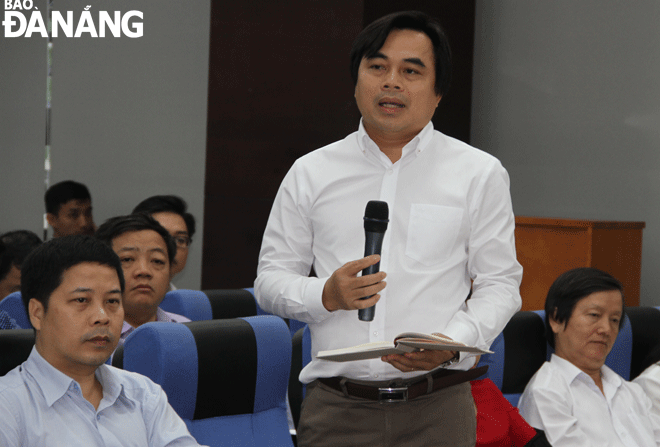 Giám đốc Sở TN&MT thành phố Tô Văn Hùng trả lời chất vất liên quan đến đầu tư nâng cấp bãi rác Khánh Sơn