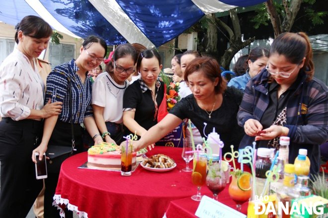 Phụ nữ quận Thanh Khê trưng bày các món ăn gia đình.