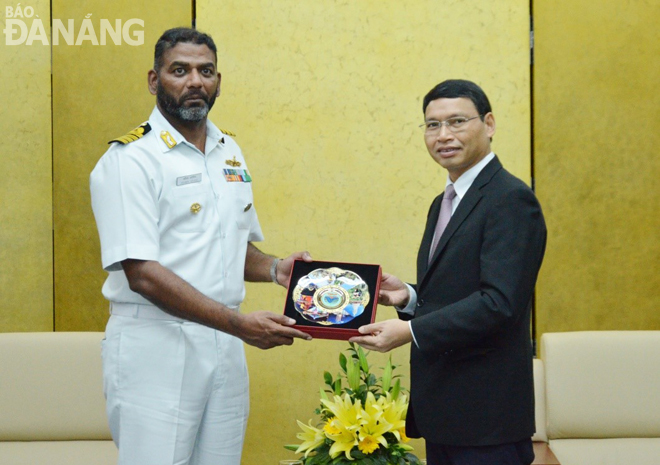 Vice Chairman Minh (right) presenting a momento to captain Ashwin Arvind