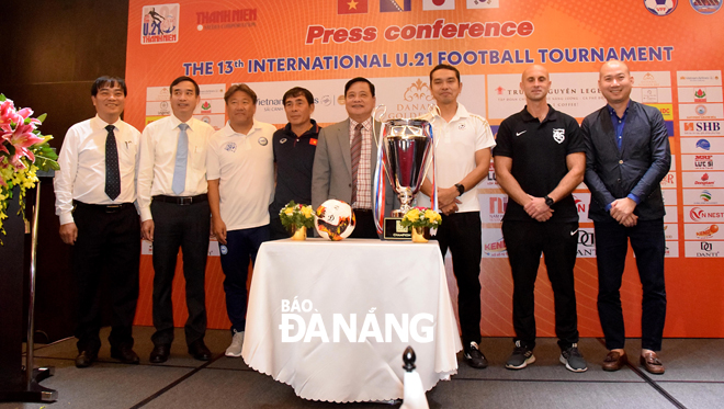 Vice Chairman Le Trung Chinh (2nd, left) and journalist Nguyen Cong Khe, the Chairman of the Board of Directors of the Thanh Nien Media Corporation (5th, left) posing for a group photo with representatives from the event’s organisers and the participating teams.