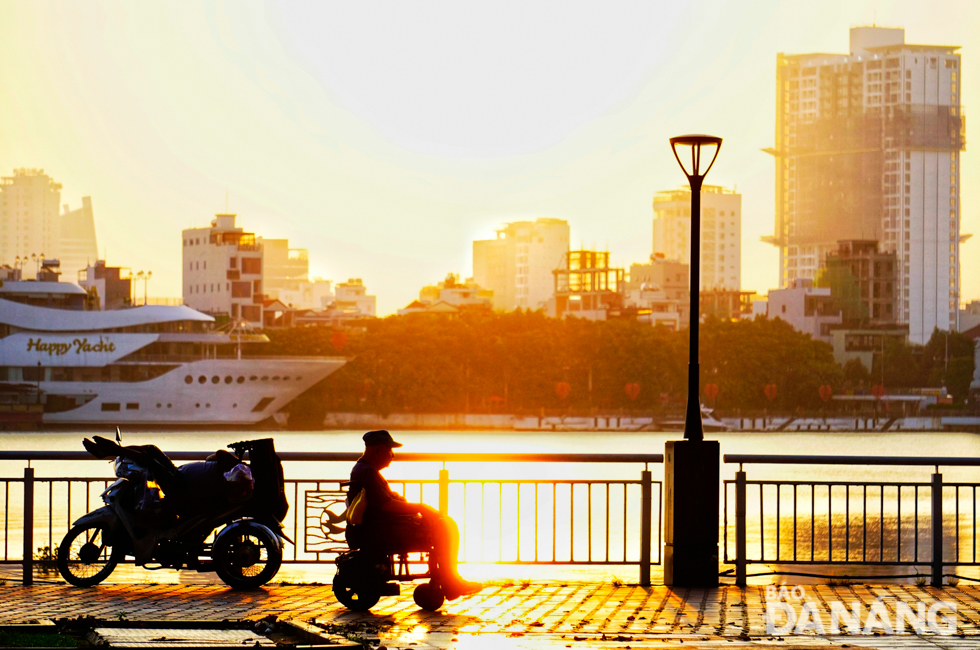 A spectacular silhouette photo about the corner of Bach Dang