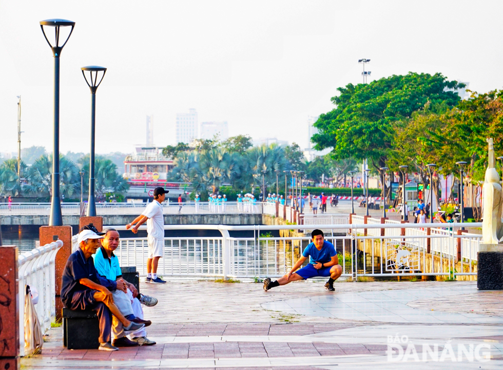 In the early morning, locals often do physical exercise or take strolls to enjoy the fresh air along the promenade.