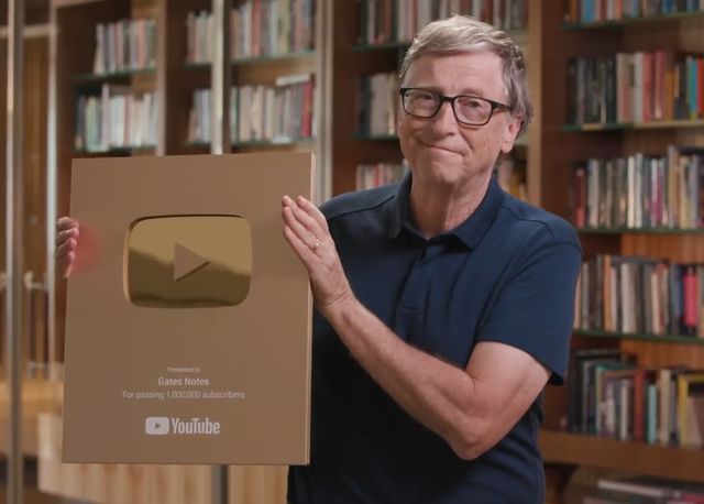 Bill Gates “khoe” nút vàng Youtube mình vừa nhận được