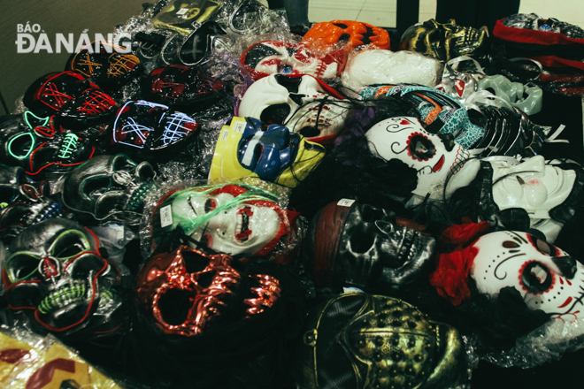 Spooky masks are the bestsellers, with their prices ranging from 30,000 VND to 70,000VND. Meanwhile, devil dummies and fake skeletons cost more at 300,000 VND - 1 million VND apiece.