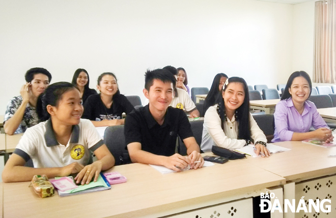 Sinh viên Việt - Lào học nhóm