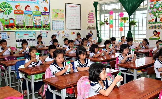 Thành phố Hồ Chí Minh chính thức triển khai Chương trình Sữa học đường tại 10 quận, huyện