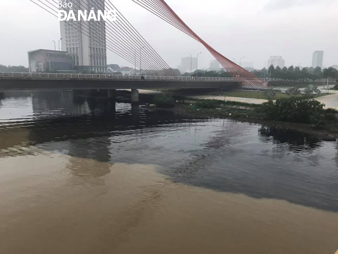 Điều tra hành vi xả lén nước thải chưa qua xử lý ra sông Hàn