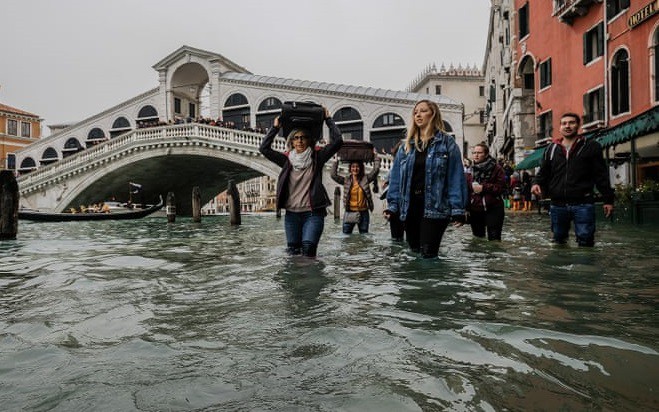 Triều cường Venice đạt mức đỉnh mới, quảng trường Saint Marc đóng cửa
