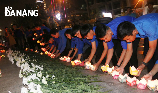 1.000 đoàn viên, thanh niên đặt nến, hoa tưởng niệm nạn nhân tử vong do tai nạn giao thông