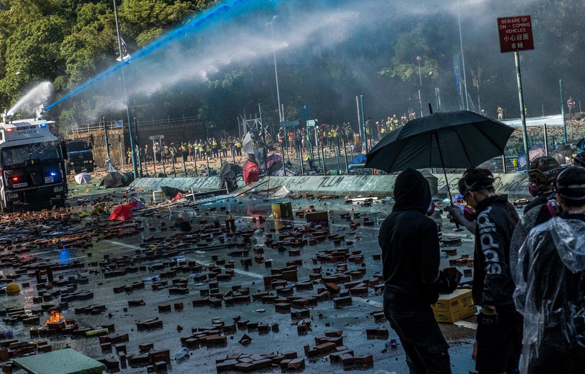 'Các cuộc biểu tình bạo lực đang nhấn chìm đặc khu Hong Kong'