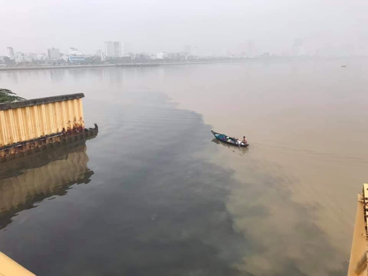 Xử lý phản ánh nước thải màu đen chảy ra sông Hàn