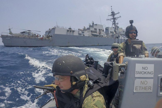 Tàu chiến Mỹ áp sát các thực thể Trung Quốc chiếm trái phép ở Biển Đông