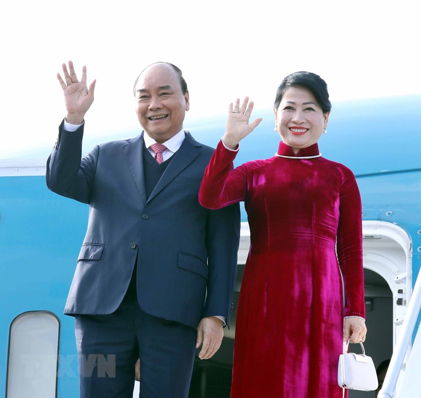 Hình ảnh Thủ tướng Nguyễn Xuân Phúc và phu nhân đến thành phố Busan
