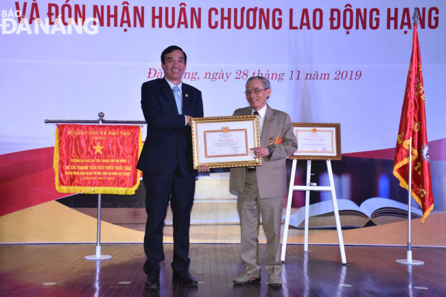 Trường Đại học Duy Tân đón nhận Huân chương lao động hạng nhất