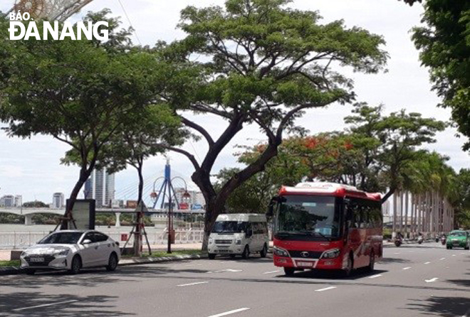 Việc thu phí phương tiện cơ giới tham gia giao thông vào khu vực trung tâm thành phố Đà Nẵng cần được tính toán chặt chẽ. TRONG ẢNH: Phương tiện giao thông trên đường Bạch Đằng. Ảnh: TRIỆU TÙNG