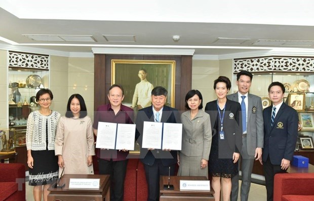 Representatives of the Thai Ministry of Foreign Affairs and Mahidol University at the signing ceremony of the establishment of the centre (Source: VNA)