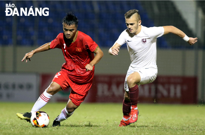 Đánh bại U19 FK Sarajevo (áo trắng), các cầu thủ đội tuyển chọn U21 Việt Nam (áo đỏ) chính thức giành quyền vào chơi trận chung kết vào ngày 5-11 tới. Ảnh: ANH VŨ