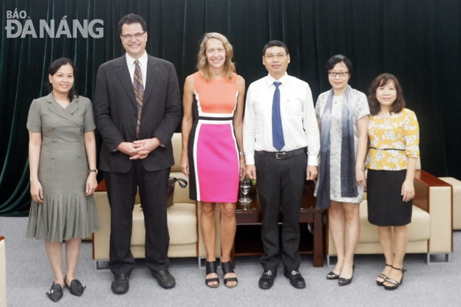 Da Nang People's Committee Vice Chairman Ho Ky Minh (3rd right) warmly receiving Ms Mary Tarnowka, the Executive Director at AmCham Viet Nam in Ho Chi Minh